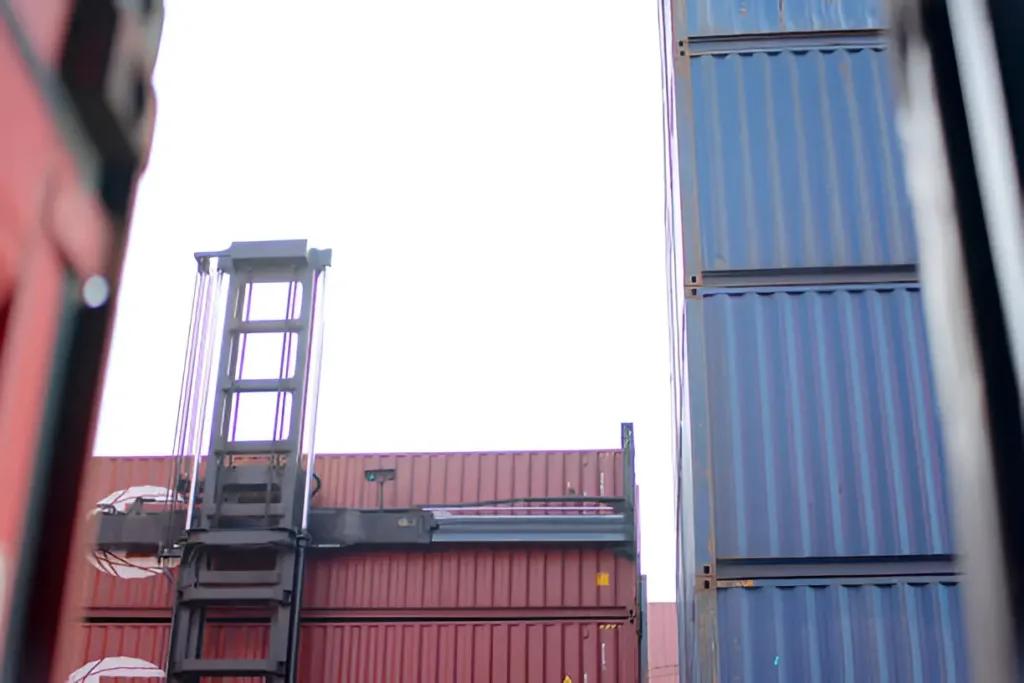 Uncover Logistics Challenges in Transporting 40 ft Shipping Containers